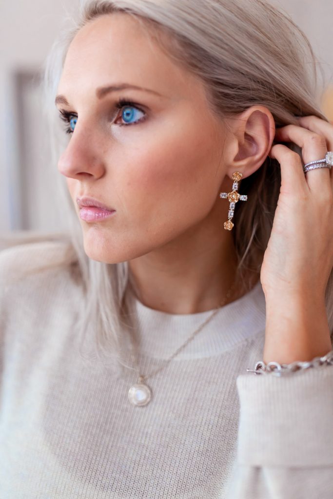 joy-dravecky-jewelry-cross-earrings-chelsea-adams-asheville-blogger-neutral-outfit-womens-fall-2020-fashion-trends-leaner-mirror