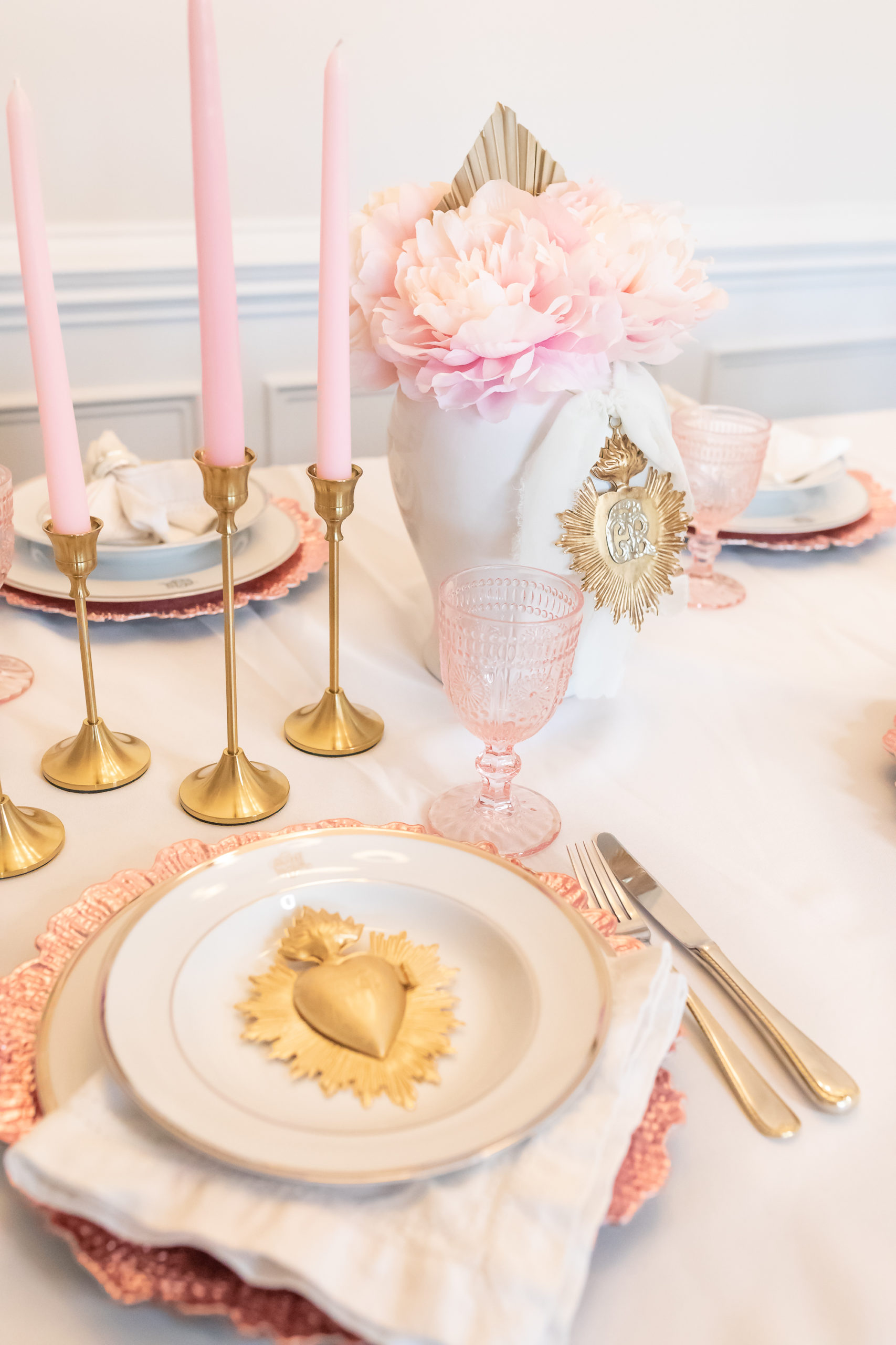 How to Create Budget-Friendly Valentine's Day Tablescape